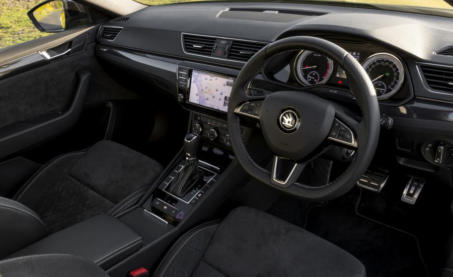 Интерьер Skoda Superb SportLine 2016 года  (UK) (фото 5 из 40)